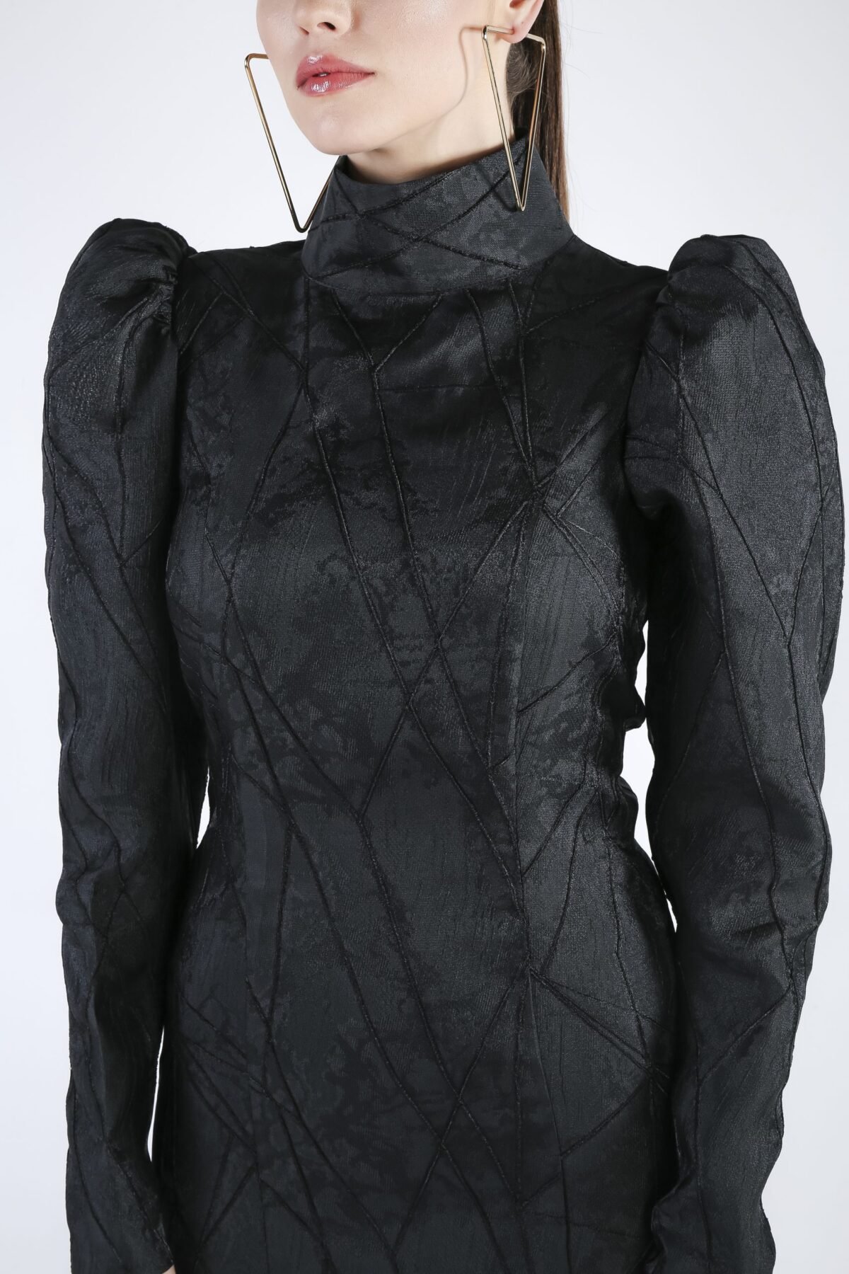 Sculptural Mini Dress with long sleeve puffy shoulders - Görsel 4